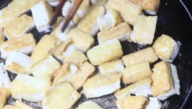 Yumurtalı domates sosu.