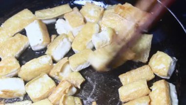 Yumurtalı domates sosu.