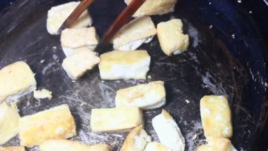 Yumurtalı domates sosu.