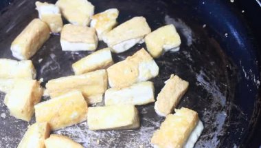 Yumurtalı domates sosu.