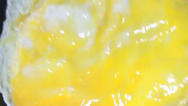 Fasulye ve mısırla pişirilmiş yumurta.