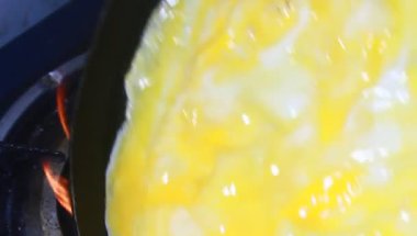 Fasulye ve mısırla pişirilmiş yumurta.