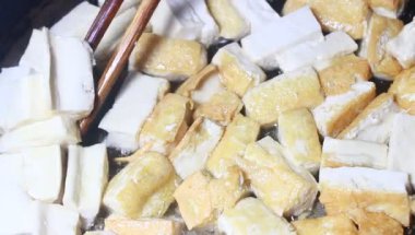 Fasulye ve mısırla pişirilmiş yumurta.