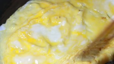 Fasulye ve mısırla pişirilmiş yumurta.