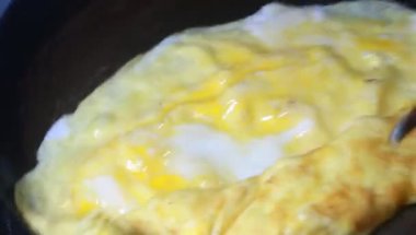 Fasulye ve mısırla pişirilmiş yumurta.