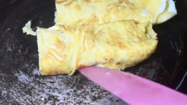 Fasulye ve mısırla pişirilmiş yumurta.