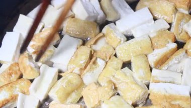 Fasulye ve mısırla pişirilmiş yumurta.