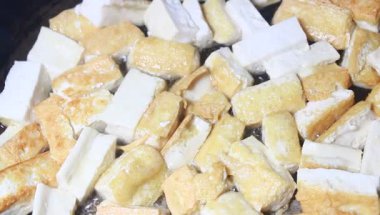 Fasulye ve mısırla pişirilmiş yumurta.