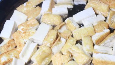 Fasulye ve mısırla pişirilmiş yumurta.