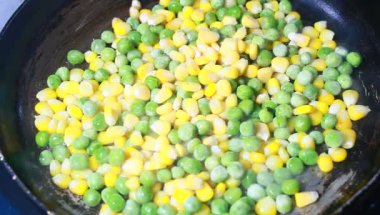 Fasulye ve mısırla pişirilmiş yumurta.