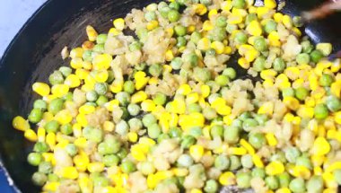 Fasulye ve mısırla pişirilmiş yumurta.