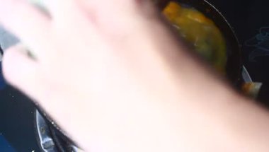 Fasulye ve mısırla pişirilmiş yumurta.