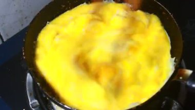 Fasulye ve mısırla pişirilmiş yumurta.