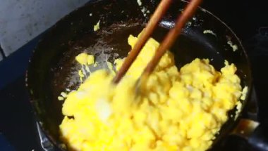 Fasulye ve mısırla pişirilmiş yumurta.