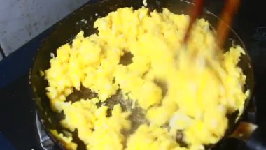 Fasulye ve mısırla pişirilmiş yumurta.