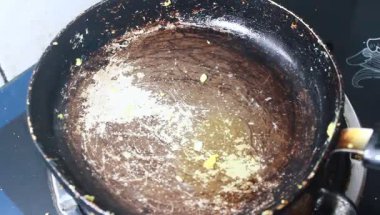 Fasulye ve mısırla pişirilmiş yumurta.