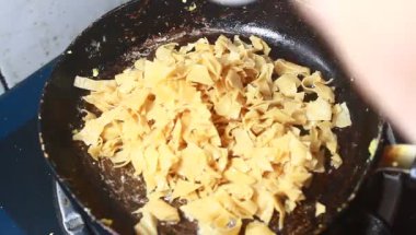 Fasulye ve mısırla pişirilmiş yumurta.