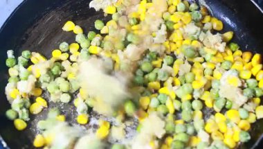 Fasulye ve mısırla pişirilmiş yumurta.