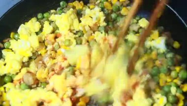 Fasulye ve mısırla pişirilmiş yumurta.