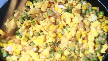 Fasulye ve mısırla pişirilmiş yumurta.