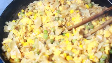 Fasulye ve mısırla pişirilmiş yumurta.