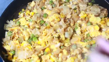 Fasulye ve mısırla pişirilmiş yumurta.