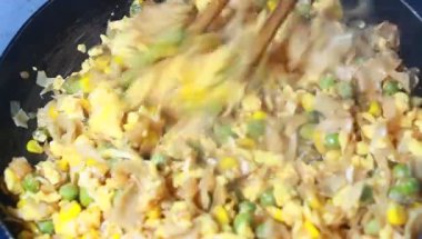 Fasulye ve mısırla pişirilmiş yumurta.