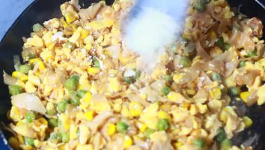 Fasulye ve mısırla pişirilmiş yumurta.