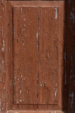 Eski ahşap bir panel, karmaşık dokuları ve katmanları gösteriyor, kırsal cazibenin ve tarihin özünü yakalıyor..