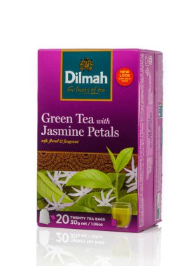 Gaziveren Kıbrıs Rum Kesimi -25.01.2025 Güzelce tasarlanmış ambalajlama, ferahlatıcı bir bira için aromatik yasemin yaprakları ile doldurulmuş rahatlatıcı yeşil çayı gözler önüne seriyor.