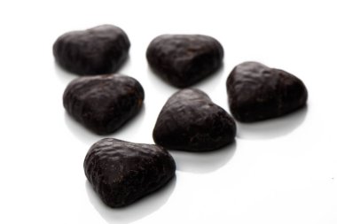 Kalp şeklinde siyah çikolatalar, her özel durumda paylaşmak ya da şımartmak için mükemmel bir teşhir yaratırlar..