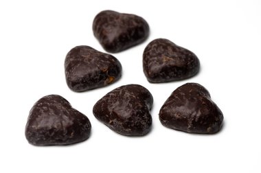 Etkileyici bir şekilde yerleştirilmiş siyah çikolata kalpler, özel durumlar için mükemmel ya da sevgi hediyeleri için.