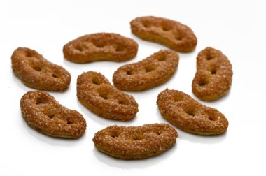 Lezzetli hamur işleri sanatsal olarak düzenlenir, eşsiz şekillerini ve parlak ışık altında çıtır çıtır dokularını ortaya çıkarır..