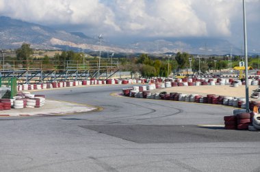 Parlak bir kart yarış pisti nefes kesen tepelerden geçiyor, açık gökyüzünün altında adrenalin dolu bir rekabete davetiye çıkarıyor..