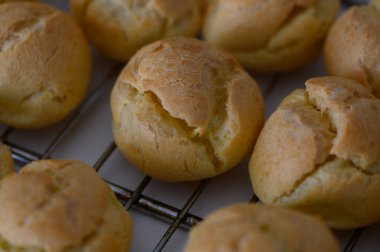 Taze pişmiş altın hamur tatlısı rafta oturur, sıcaklığı yayar ve büyüleyici bir mutfakta aromaları davet eder..