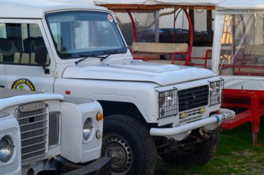 Gaziveren Kıbrıs Rum Kesimi -19.01.2025 Klasik kamyonlar canlı bir açık hava pazarında keşfedilmeyi bekliyor..