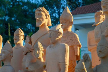 Akşam ışığında parlayan tarihi figürleri tasvir eden canlı kil heykeller, kültürel sanatın bir anını yakalıyor..