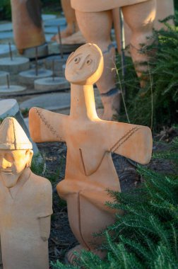 Enfes terracotta figürleri, güneşli bir öğleden sonra, yemyeşil bir sanat sergisinde gururla dururlar..