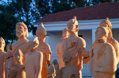 Terracotta heykelleri altın ışıkta parlıyor. Huzurlu bir ortamda antik sanat eserlerini sergiliyorlar..