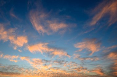 Altın saat, bulutlar tembelce sürüklenirken, gökyüzünü yumuşak renklerle örtüyor, sakin ve sanatsal bir atmosfer yaratıyor..
