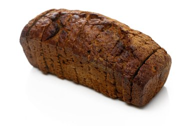 Kırsal bir ekmek somunu beyaz bir yüzeyde oturur, kabuklu kabuğunu gösterir ve aromasını davet eder..