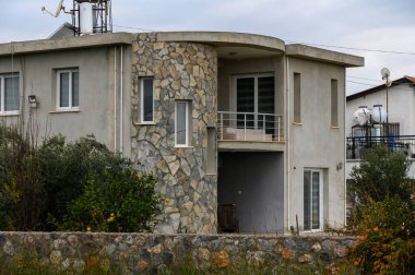 Modern bir villa, yemyeşil ve canlı bitkilerin arasında eşsiz bir taş tasarımı barındırır..