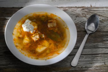 Sıcak bir sonbahar yemeği için mükemmel, yumuşak et, patates ve otları kırsal bir ortamda birleştirir..