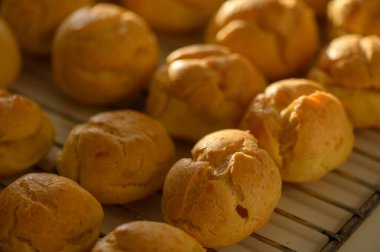 Taze pişmiş altın hamur işleri serinletici bir rafta dinleniyor. Sıcak ve nefis kokular yayıyor. Sıcak bir mutfakta..