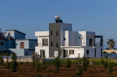 Çok güzel tasarlanmış bir evde, Kıbrıs 'taki canlı gökyüzünün altında parlak çizgiler ve yeşillikler sergileniyor..