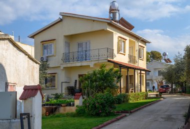 İyi korunan bir evde canlı bir yeşillik ve hoş bir şehir yaşam tarzı sergilenir..