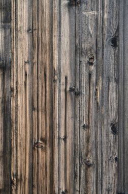 Güzel desenli ahşap tahtalar gün ışığında sanatsal bir renk ve desen kontrastı yaratır..