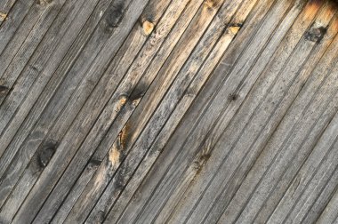 Güneş ışığı, günbatımında yıpranmış odunun kırsal cazibesini ve dokusunu vurgular..