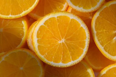 Sulu portakal dilimleri parlak renklerini sergiler ve izleyicileri taze ve lezzetli tatlarının tadını çıkarmaya davet eder..