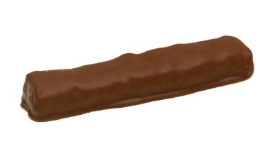 Zengin bir çikolata, temiz beyaz bir yüzeyde uzanır, pürüzsüz, parlak kaplamasını doğal ışıkla gösterir..